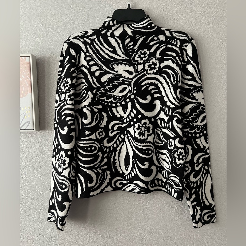 NWT Black and White Floral Sweater - Picture 4 of 4